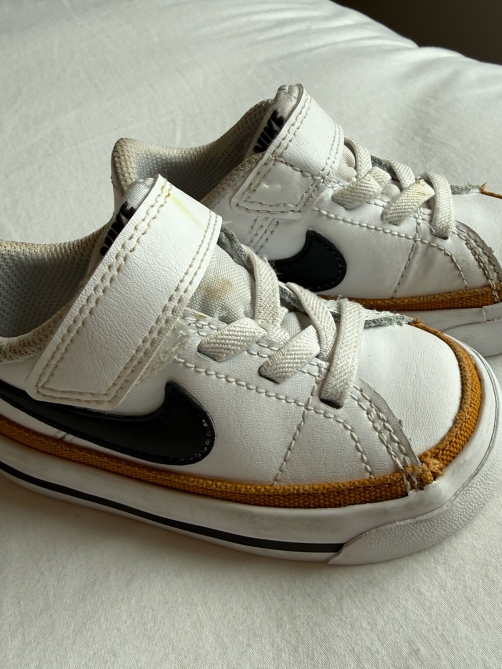 Nike Kids White and Black Low-Top Sneakers with brown Trim Toddler